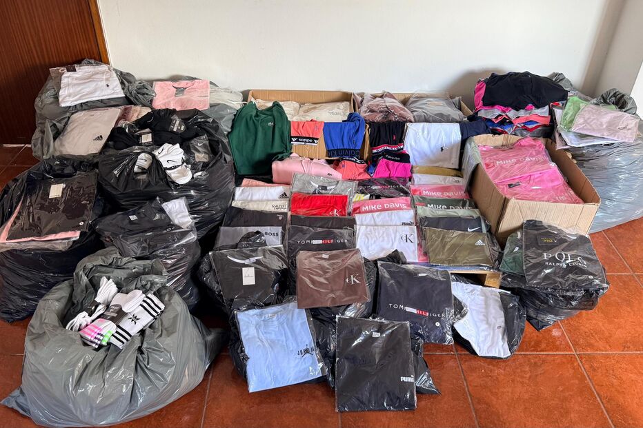 Mais de 1800 peças de roupa foram apreendidas
