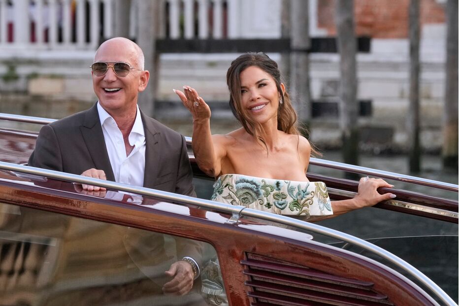 Jeff Bezos e Lauren Sánchez passeiam de barco em Veneza