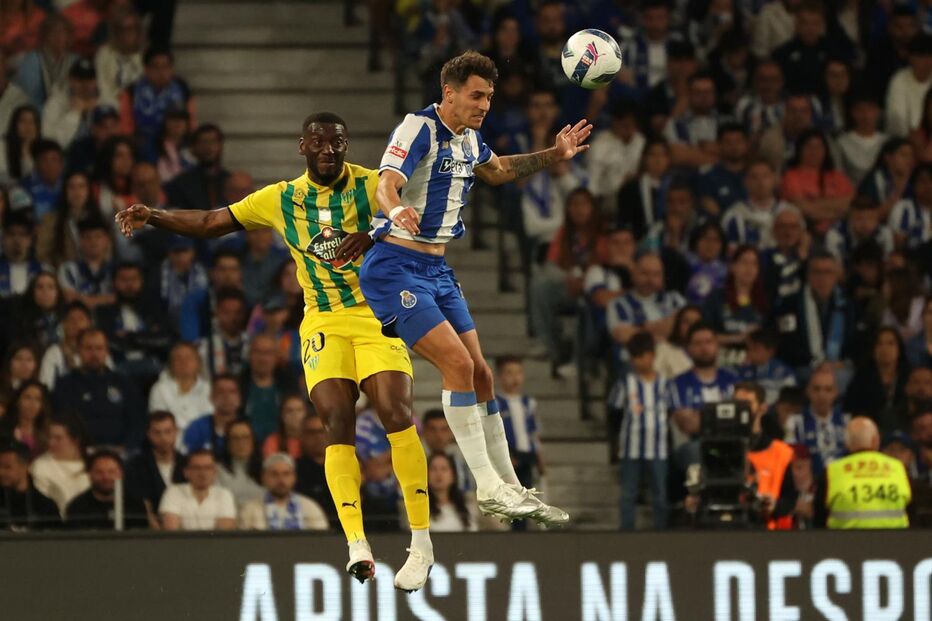 Jakub Kiwior no jogo contra o Tondela