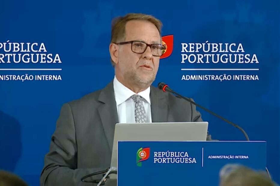 Ministro da Administração Interna diz que o apagão e as tempestades identificaram pontos críticos no Estado