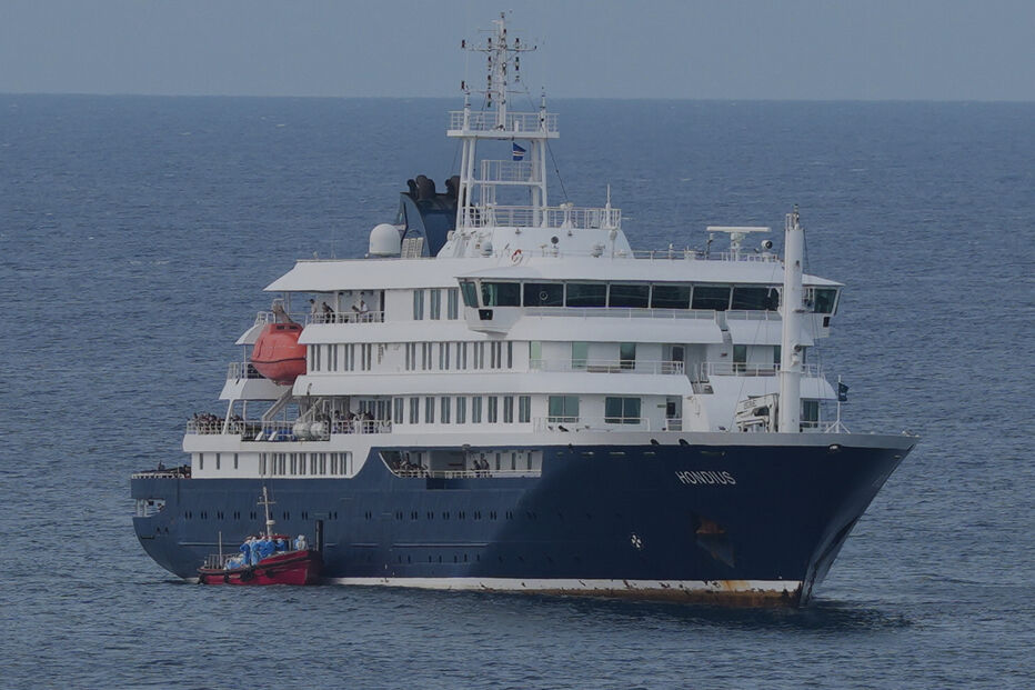 Navio Hondius no mar: busca por passageiros de voo com caso de hantavírus