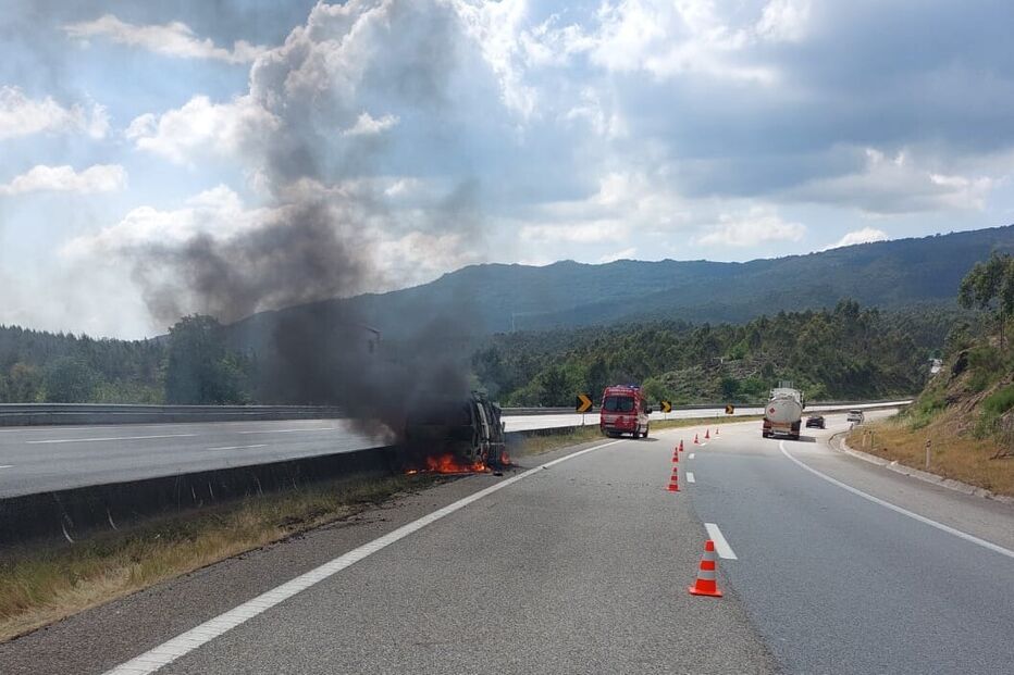 Despiste seguido de incêndio provoca um ferido na A25
