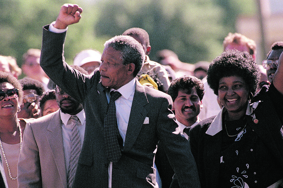 Nelson Mandela, de punho erguido, no dia da sua libertação