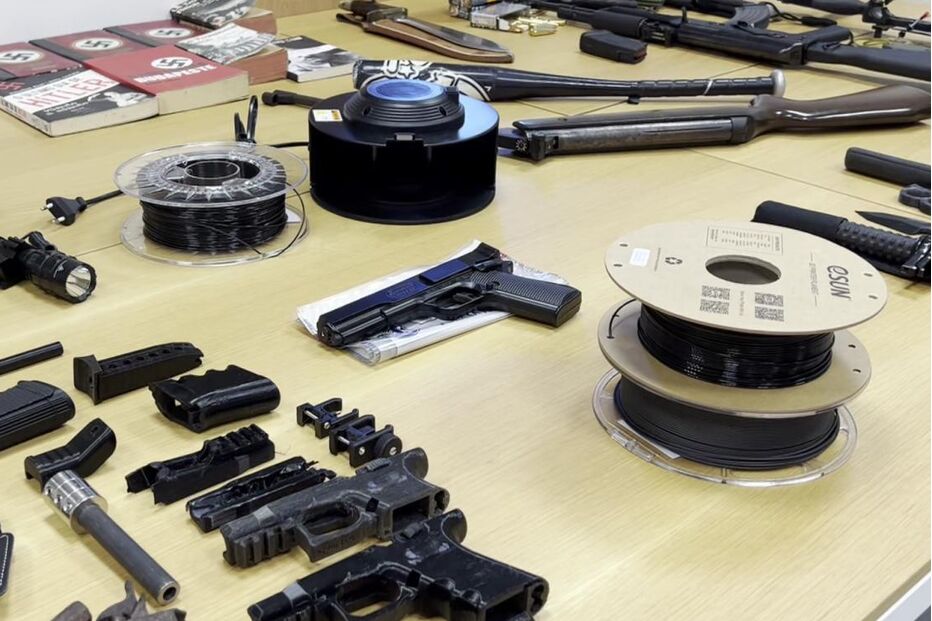 Apreensão de armas impressas em 3D e livros de ideologia extremista