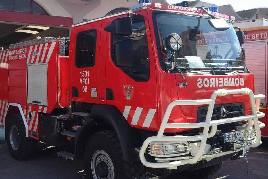 Veículo dos Bombeiros Sapadores de Setúbal estacionado