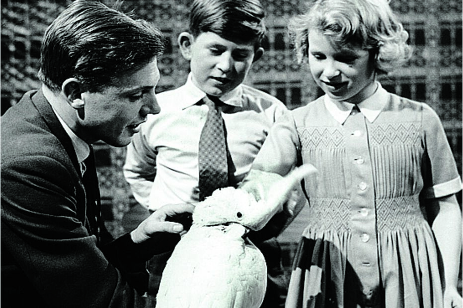 David Attenborough com príncipe Carlos e princesa Anne com uma cacatua