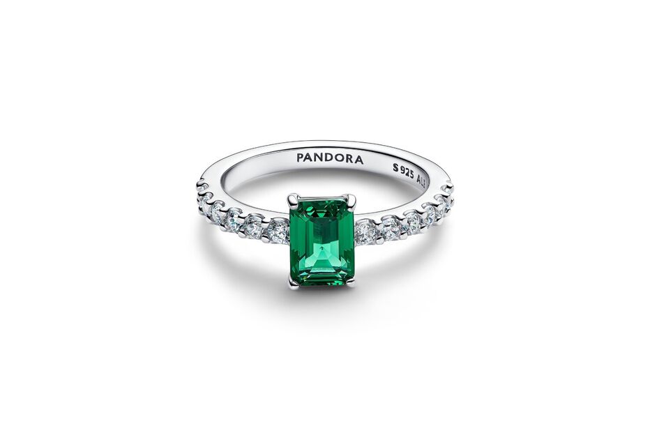 Anel Pandora com pedra verde esmeralda, coleção Primavera 2026