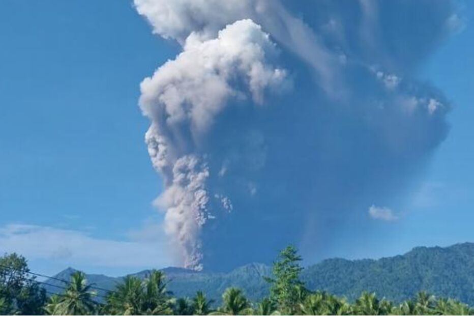 Três mortos e 10 desaparecidos após erupção de vulcão na Indonésia