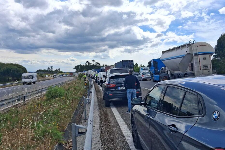 Colisão causa dois feridos ligeiros na A17 