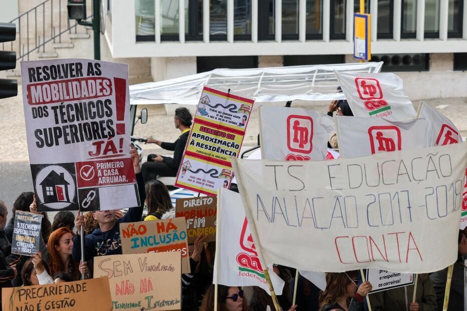 Trabalhadores protestam durante a greve nacional e concentração de técnicos superiores e técnicos especializados da escola pública