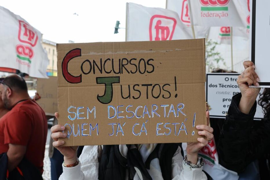 Trabalhadores protestam durante a greve nacional e concentração de técnicos superiores e técnicos especializados da escola pública