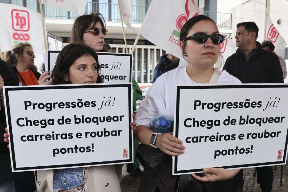 Trabalhadores protestam durante a greve nacional e concentração de técnicos superiores e técnicos especializados da escola pública