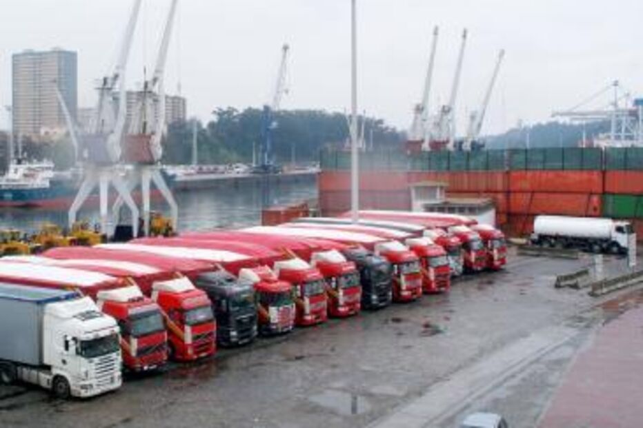 Camiões alinhados no porto aguardam carga para distribuição