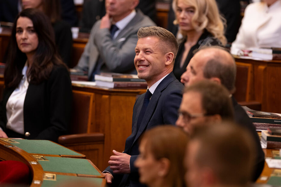 Péter Magyar durante cerimónia de tomada de posse como primeiro-ministro