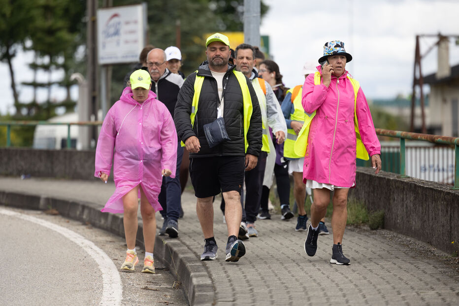Peregrinos caminham para Fátima com apoio da GNR, garantindo segurança e fluidez no trânsito