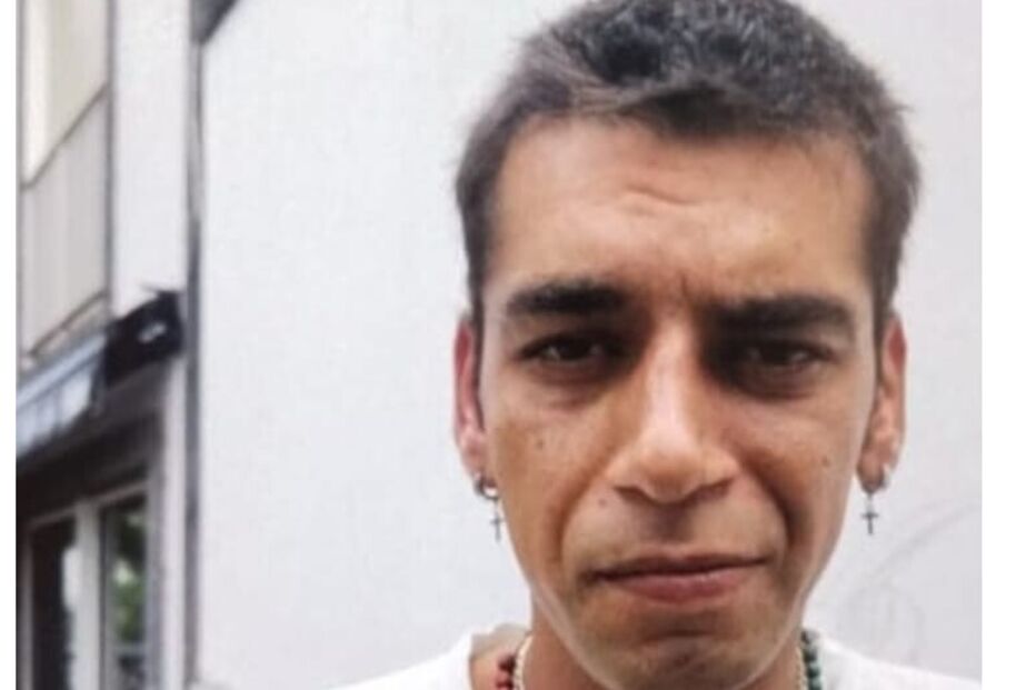 Homem com correntes e brincos de cruz