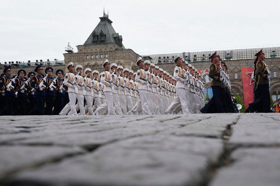 Militares norte-coreanos marcham durante desfile militar em Moscovo, para assinalar o Dia da Vitória