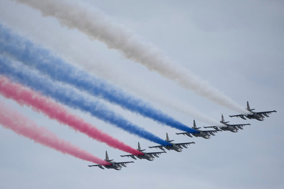 Jatos Su-25 da Força Aérea Russa sobrevoam a Praça Vermelha nas comemorações do Dia da Vitória