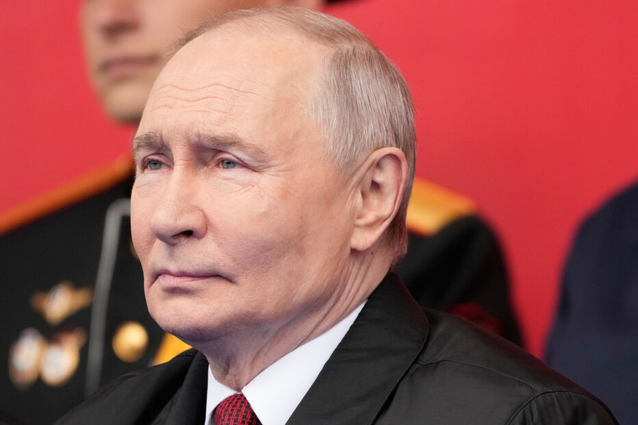 O presidente russo, Vladimir Putin, assiste ao desfile militar do Dia da Vitória em Moscovo