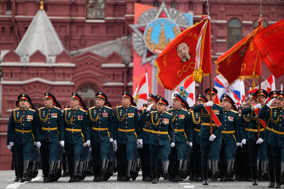 Militares russos participam no desfile do Dia da Vitória em Moscovo, para assinalar a vitória da União Soviética sobre a Alemanha nazi na Segunda Guerra Mundial