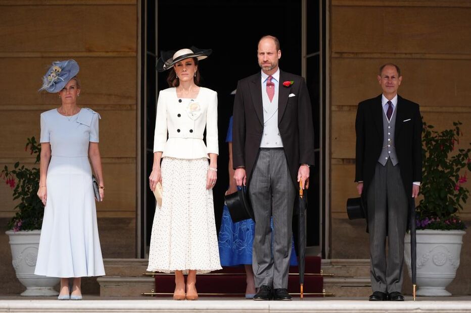 Kate, William e outros membros da realeza dão receção no jardim de Buckingham