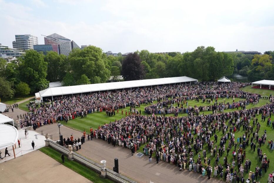 Kate e William recebem convidados nos jardins de Buckingham