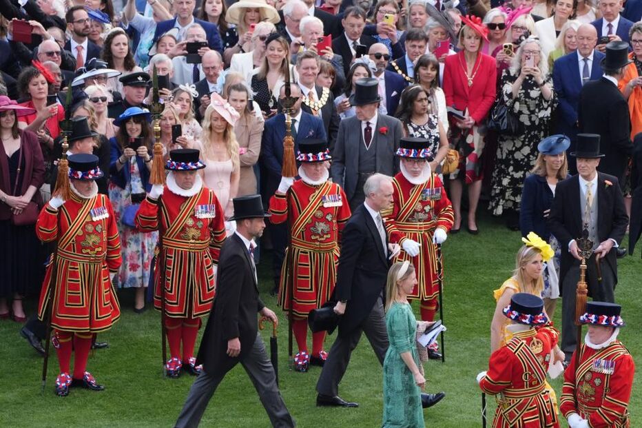 Kate e William na receção nos jardins de Buckingham com convidados