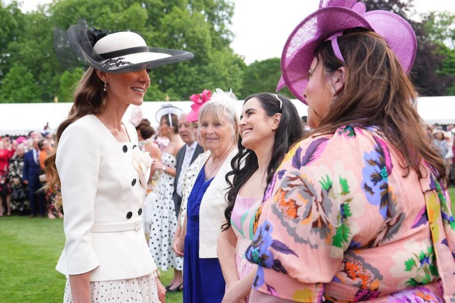 Kate e William recebem convidados nos jardins de Buckingham