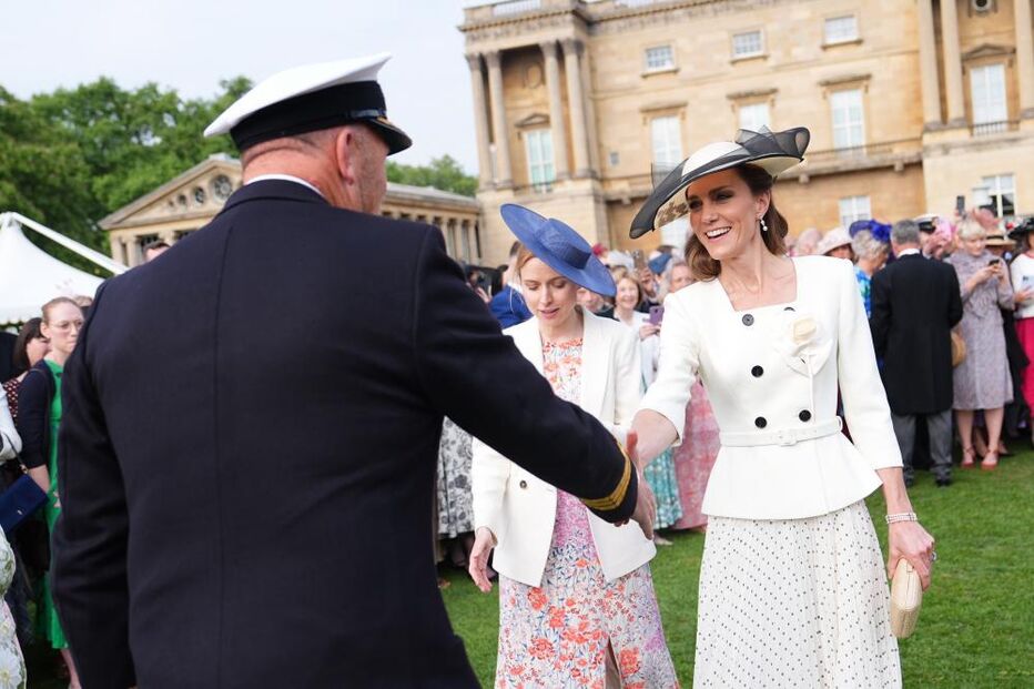 Kate e William recebem convidados num jardim em Buckingham