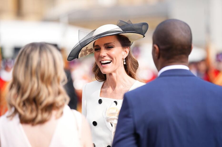 Kate e William recebem convidados nos jardins de Buckingham