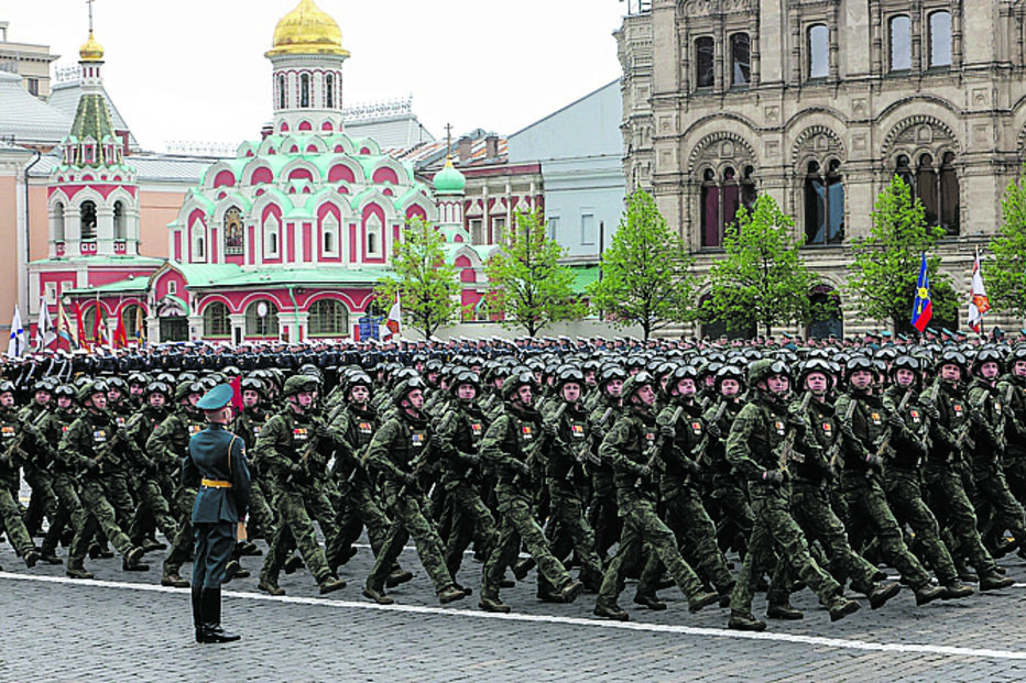 Orgulho. Desfile militar assinalou o 81.º aniversário da vitória sobre a Alemanha nazi na II Guerra Mundial.