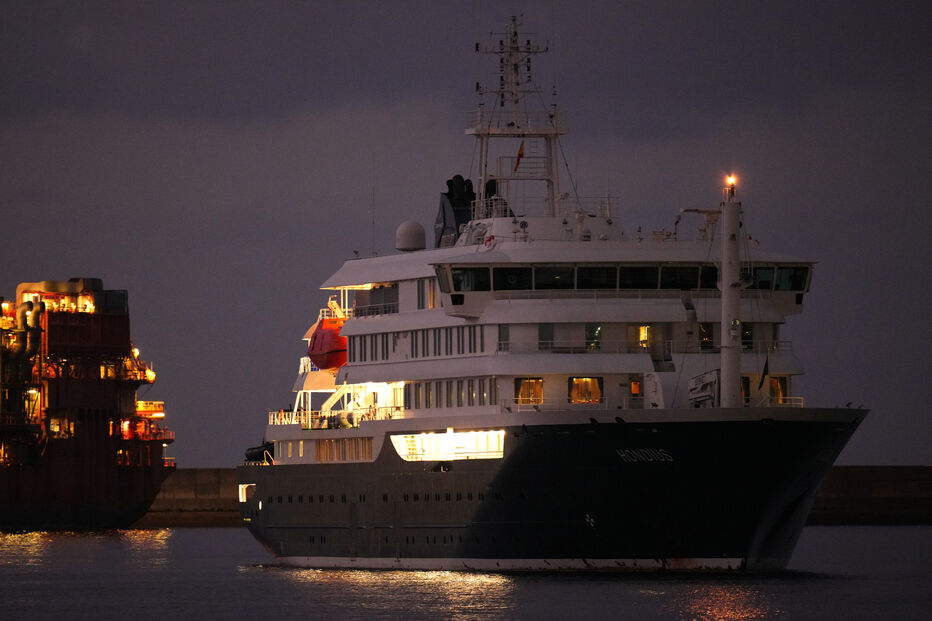 Cruzeiro MV Hondius dá entrada no porto de Granadilla, em Tenerife