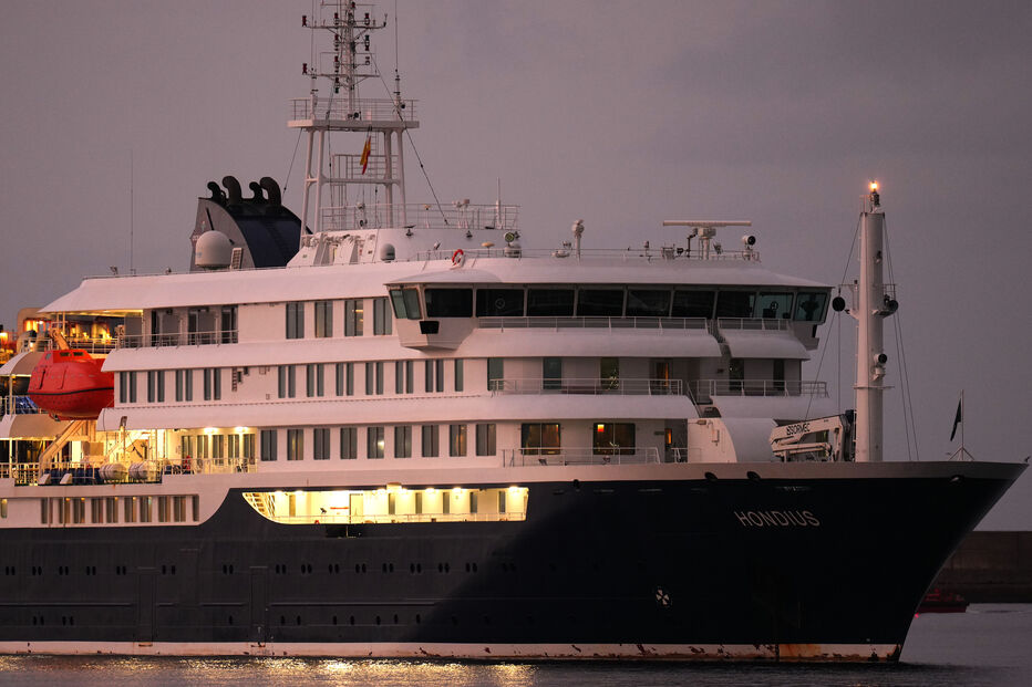 Cruzeiro MV Hondius dá entrada no porto de Granadilla, em Tenerife