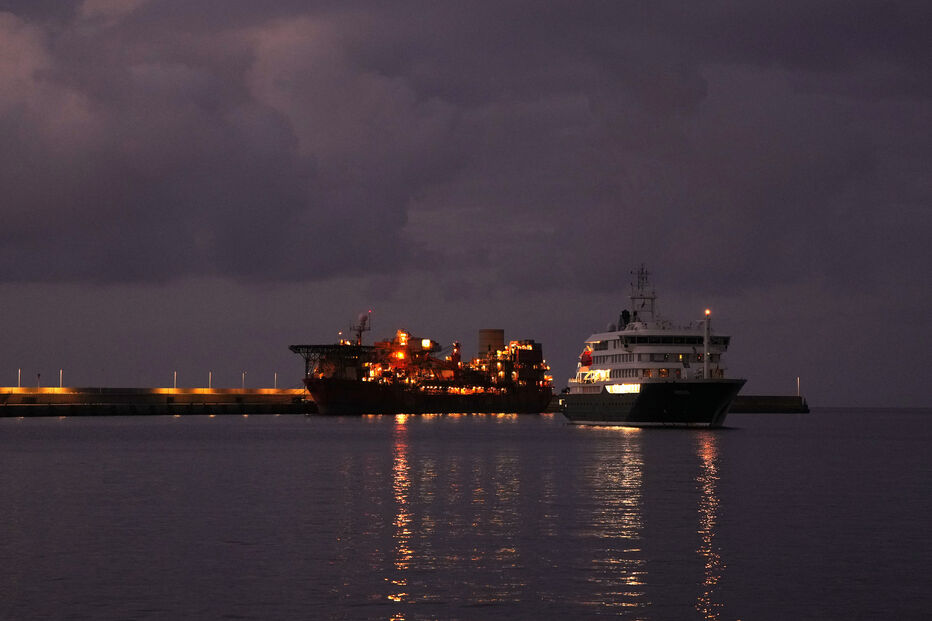 Cruzeiro MV Hondius dá entrada no porto de Granadilla, em Tenerife