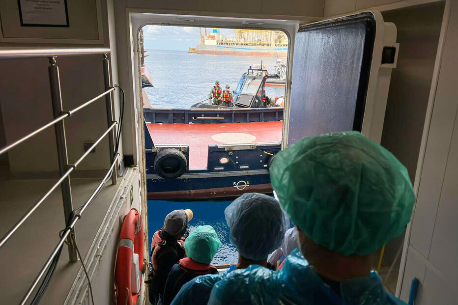 Primeiro grupo de passageiros de cruzeiro com surto de hantavírus deixou o navio