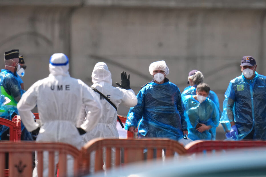 Os passageiros são desembarcados do navio de cruzeiro MV Hondius, afetado pelo hantavírus, no porto de Granadilla, em Tenerife, nas Ilhas Canárias, Espanha, no domingo, 10 de maio de 2026.