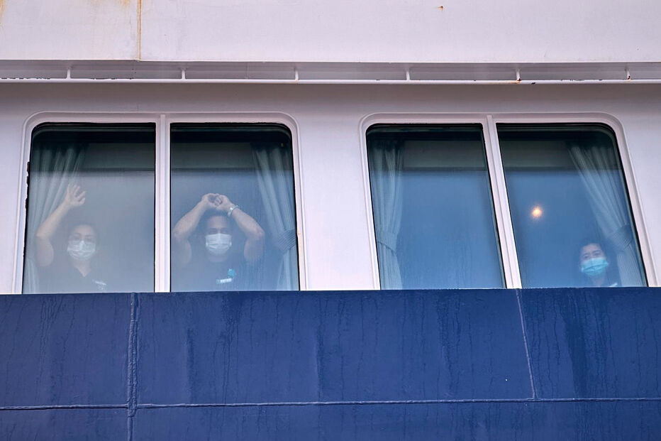 Os passageiros são desembarcados do navio de cruzeiro MV Hondius, afetado pelo hantavírus, no porto de Granadilla, em Tenerife, nas Ilhas Canárias, Espanha, no domingo, 10 de maio de 2026.
