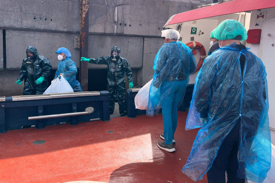 Os passageiros são desembarcados do navio de cruzeiro MV Hondius, afetado pelo hantavírus, no porto de Granadilla, em Tenerife, nas Ilhas Canárias, Espanha, no domingo, 10 de maio de 2026.