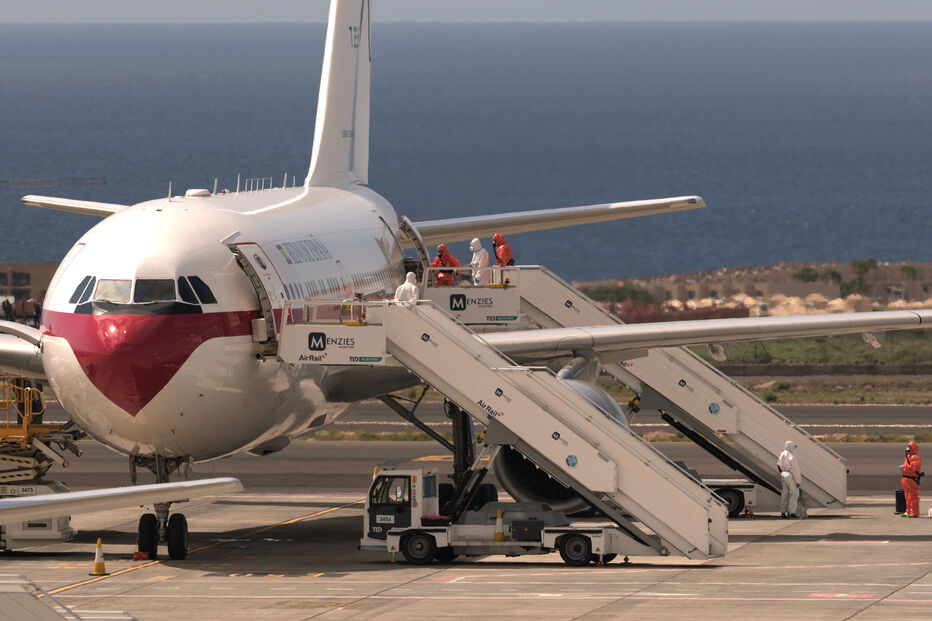 Um passageiro embarca num avião do governo espanhol após desembarcar do navio de cruzeiro MV Hondius, afetado pelo hantavírus, no aeroporto de Tenerife, nas Ilhas Canárias, Espanha, no domingo, 10 de maio de 2026. 