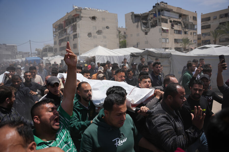 Palestinos carregam o corpo de Fadi Heikal, morto em um ataque israelita