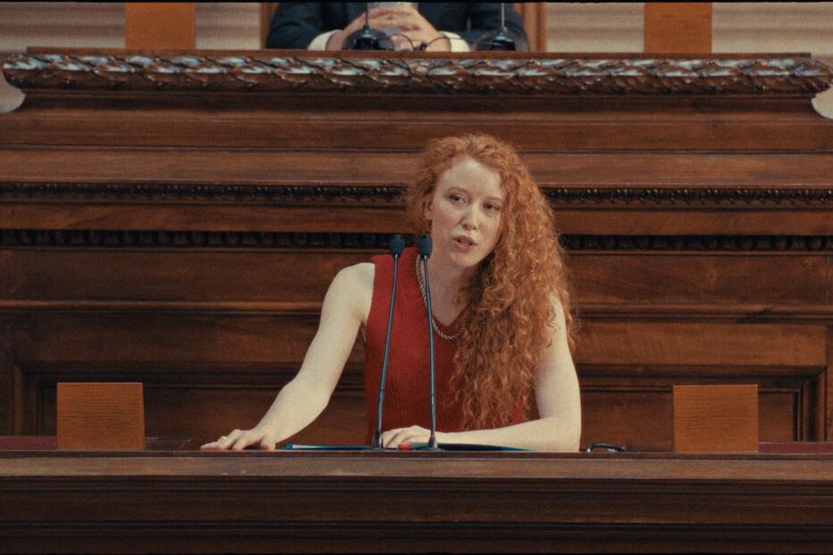 Atriz ruiva discursa em filme sobre identidade artística e Salvador Sobral.
