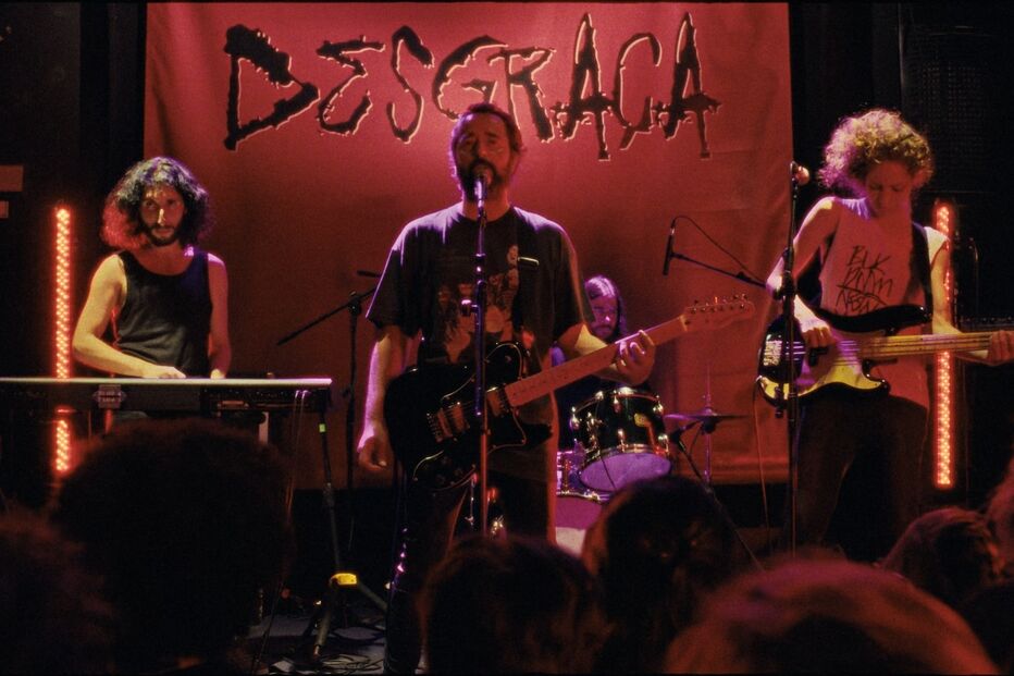 Banda Desgraça atua ao vivo, com Salvador Sobral no elenco do filme.
