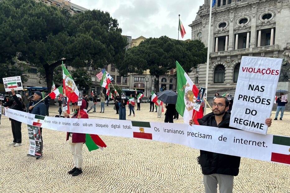 Pedem ainda a expulsão do embaixador do Irão em Portugal e o reconhecimento do príncipe Reza Pahlavi como líder do período de transição.