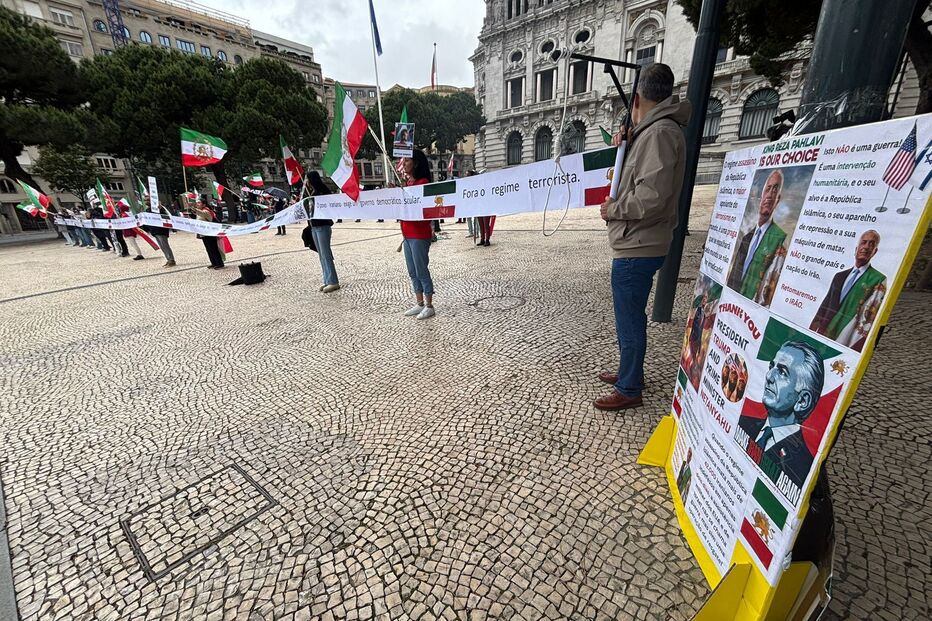 Manifestantes pedem ainda a expulsão do embaixador do Irão em Portugal e o reconhecimento do príncipe Reza Pahlavi como líder do período de transição.
