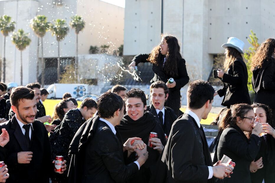 Queima das Fitas de Lisboa cancelada: estudantes celebram apesar do imprevisto.
