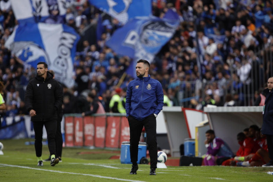 Sérgio Conceição observa jogo da Liga Portugal Betclic entre AVS e FC Porto