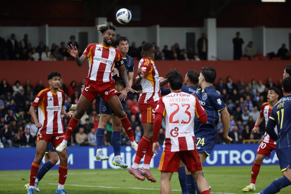 Jogo da Liga Portugal Betclic entre o AVS e o FC Porto