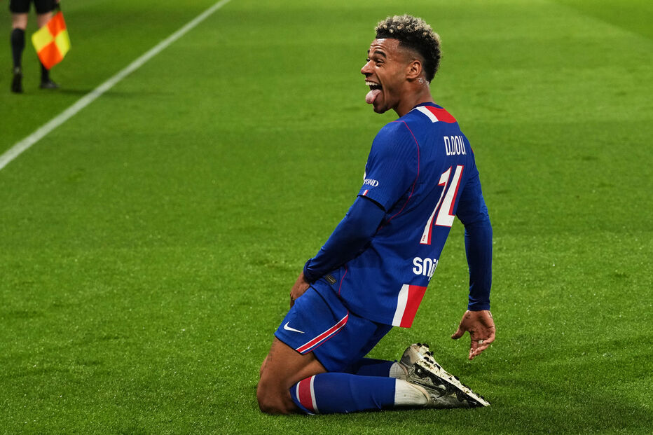 Doué celebra golo