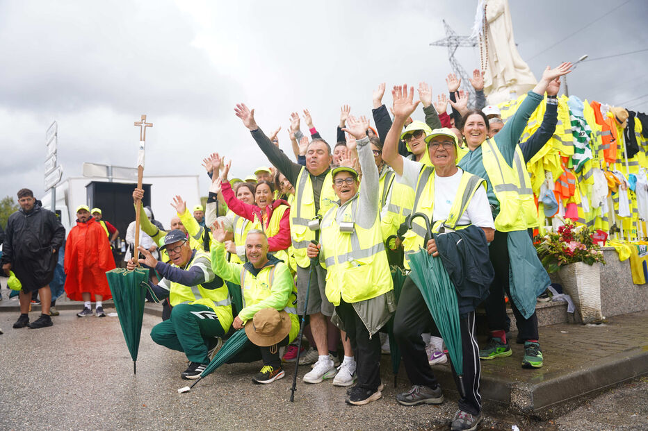 Peregrinos a caminho do Santuário de Fátima enfrentam chuva e distância