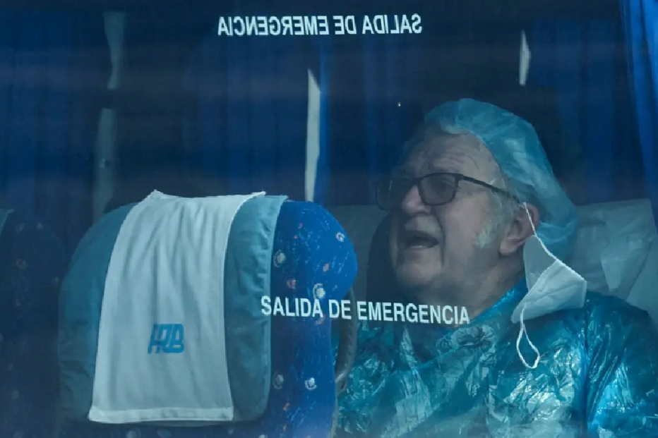 Passageiros de navio infetado com hantavírus retiraram máscaras em autocarro